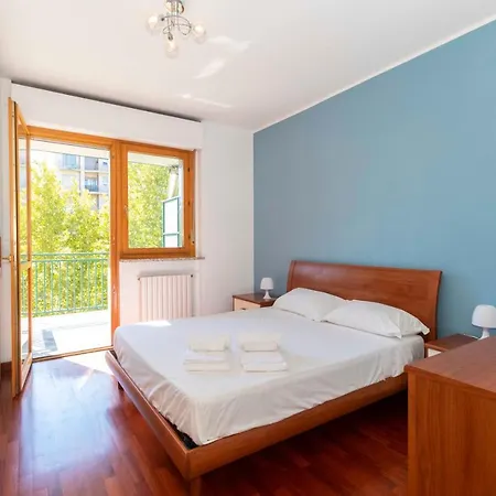 Cozy&spacious Apt 2 Min Walk From The Tram Stop! Apartment