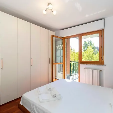Cozy&spacious Apt 2 Min Walk From The Tram Stop! Apartment