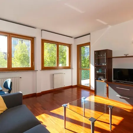 Cozy&spacious Apt 2 Min Walk From The Tram Stop! Apartment