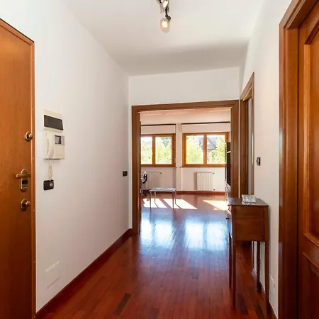 Cozy&spacious Apt 2 Min Walk From The Tram Stop! Apartment *