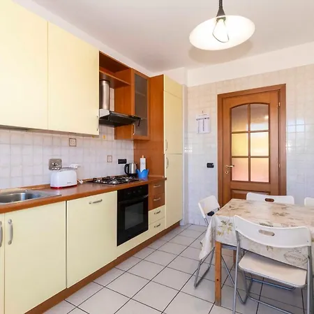 Apartment Cozy&spacious Apt 2 Min Walk From The Tram Stop!