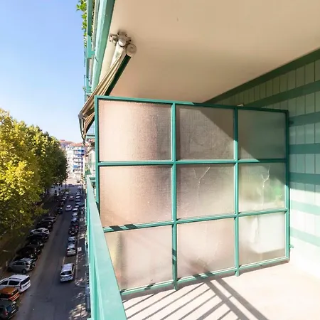 Cozy&spacious Apt 2 Min Walk From The Tram Stop!