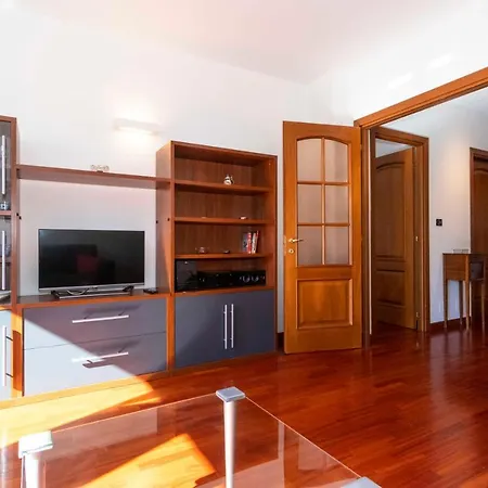 Apartment Cozy&spacious Apt 2 Min Walk From The Tram Stop!