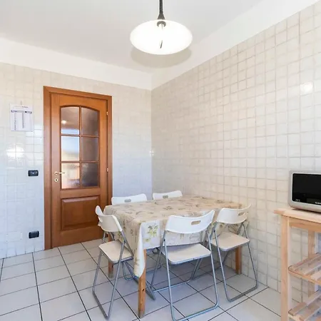 Cozy&spacious Apt 2 Min Walk From The Tram Stop! Apartment