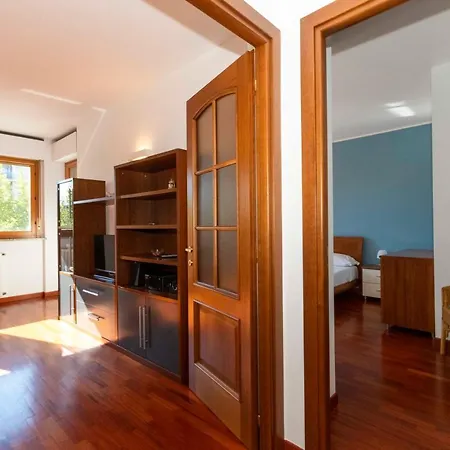 Cozy&spacious Apt 2 Min Walk From The Tram Stop! Apartment *