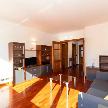Cozy&spacious Apt 2 Min Walk From The Tram Stop! Apartment
