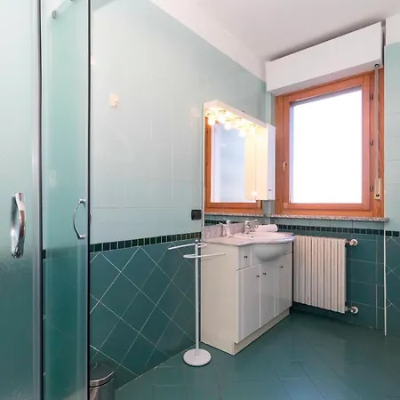 Cozy&spacious Apt 2 Min Walk From The Tram Stop! Apartment *